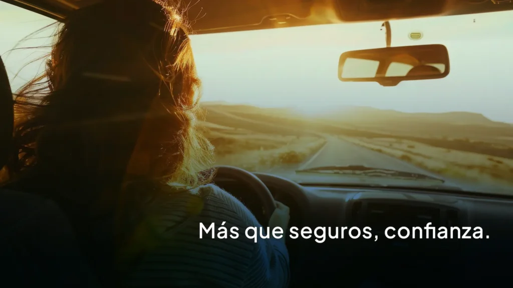 — persona tranquila manejando, ambiente soleado, sensación de certeza y libertad